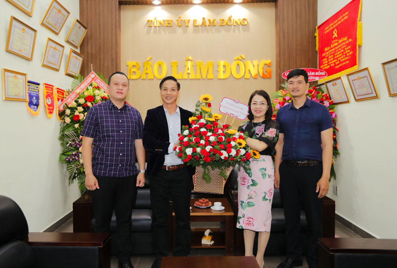 Lãnh đạo Sở Văn hóa Thể thao & Du lịch tỉnh Lâm Đồng thăm, tặng hoa chúc mừng đội ngũ người làm báo Báo Lâm Đồng nhân kỷ niệm ngày 21/6
