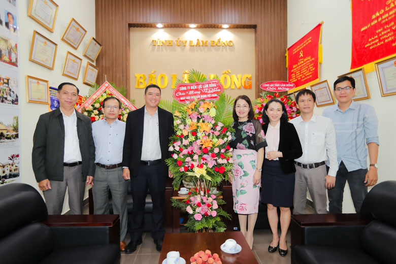 Ông Phan Sỹ Duy – Phó Giám đốc Công ty Điện lực Lâm Đồng đại diện đơn vị thăm, tặng hoa, chức mừng Báo Lâm Đồng nhân ngày 21/6