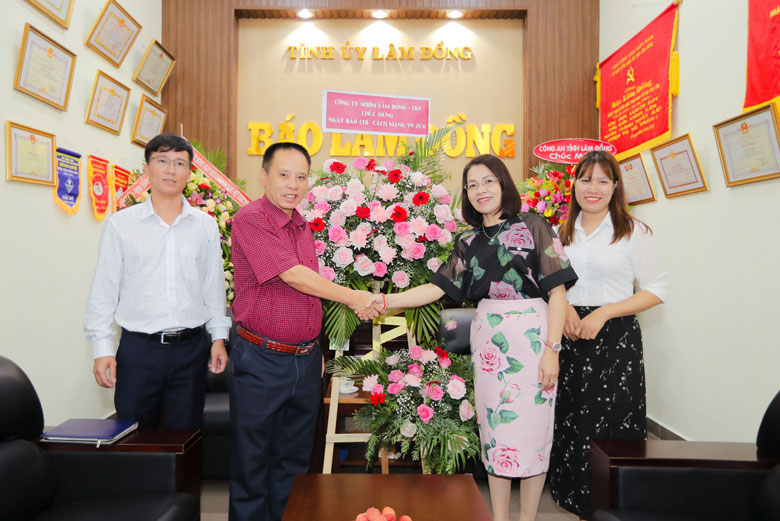 Ông Tường Thế Hà  - Phó Giám đốc Công ty Nhôm Lâm Đồng thăm, tặng hoa chúc mừng Báo Lâm Đồng nhân kỷ niệm 97 năm ngày Báo chí cách mạng Việt Nam