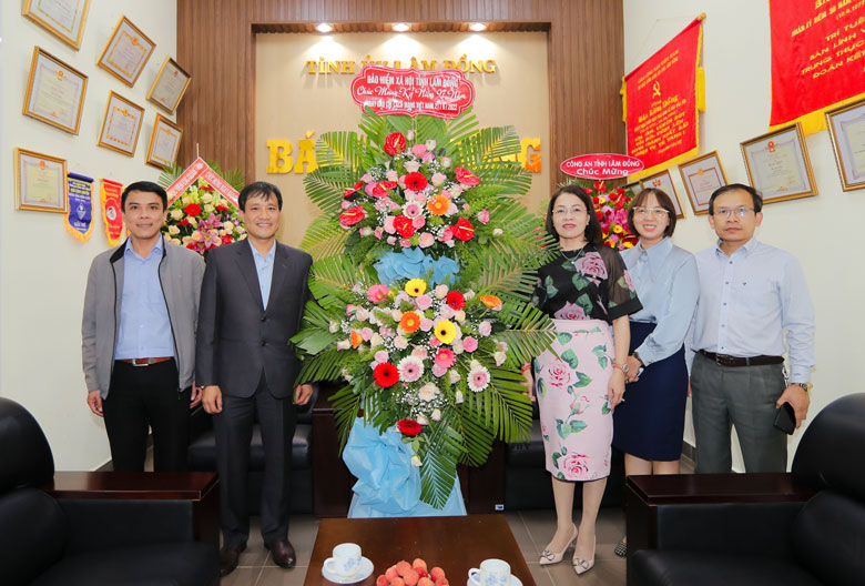 Lãnh đạo Bảo hiểm xã hội tỉnh Lâm Đồng chúc mừng Báo Lâm Đồng sáng nay