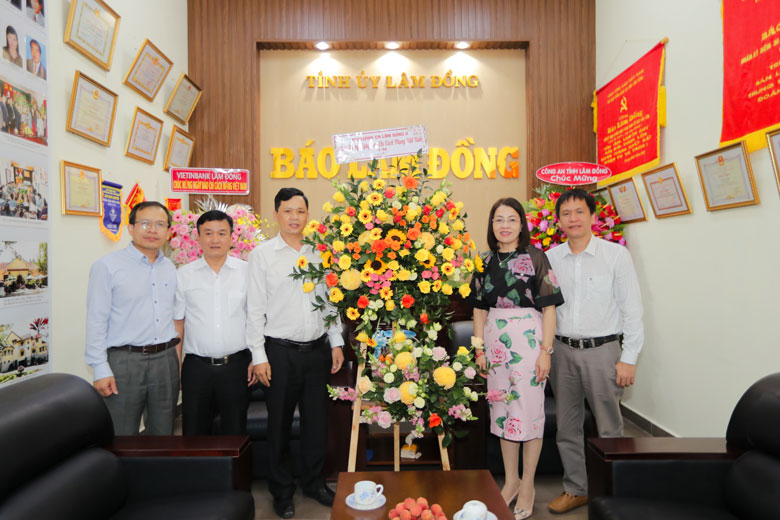 Lãnh đạo Công ty Aribank chi nhánh Lâm Đồng II thăm, tặng hoa chúc mừng đội ngũ người làm báo Báo Lâm Đồng nhân ngày 21/6