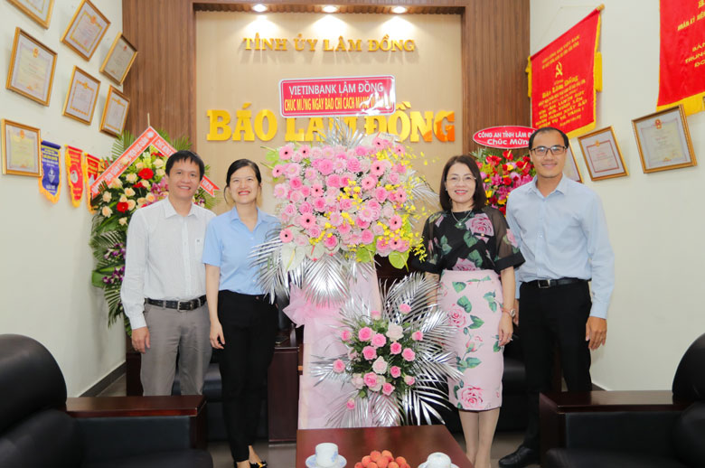 Đại diện ngân hàng Vietinbank Lâm Đồng thăm, tặng hoa chúc mừng Báo Lâm Đồng