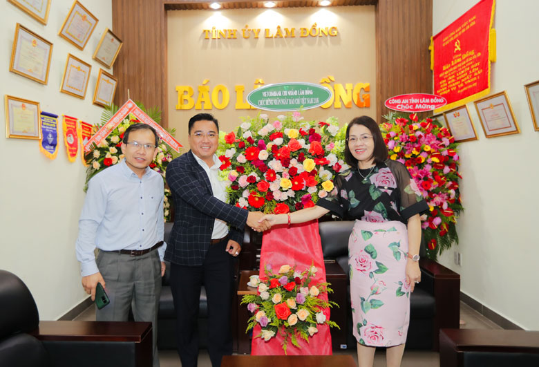 Lãnh đạo ngân hàng Vietcombank thăm, tặng hoa chúc mừng đội ngũ người làm báo Báo Lâm Đồng