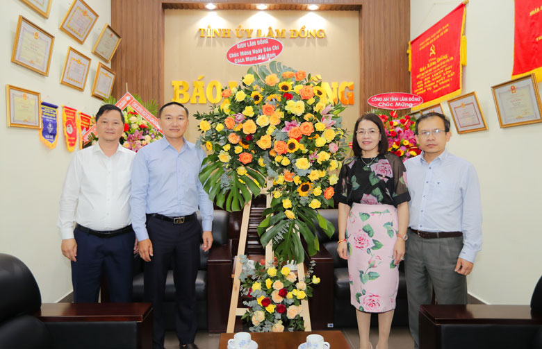 Lãnh đạo ngân hàng BIDV Lâm Đồng thăm, chúc mừng Báo Lâm Đồng nhân ngày 21/6