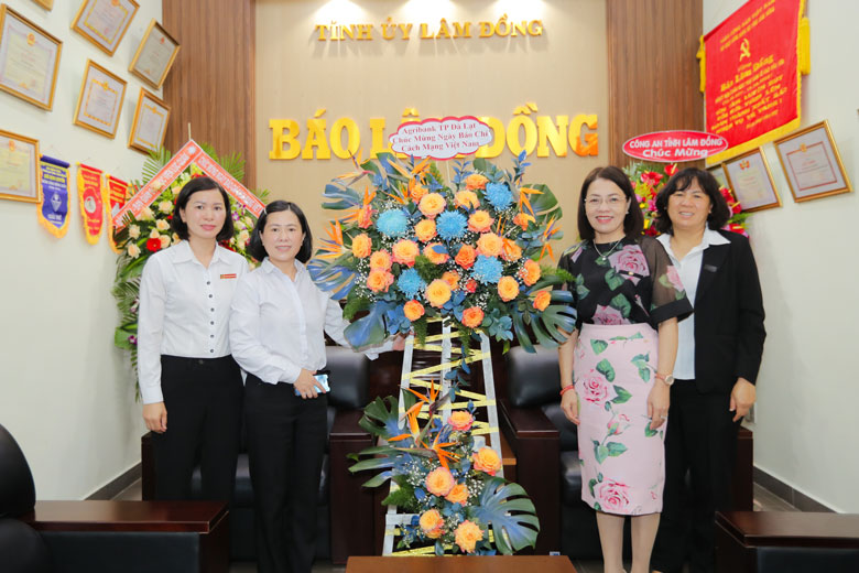 Lãnh đạo Aribank TP Đà Lạt thăm, chức mừng Báo Lâm Đồng nhân ngày 21/6