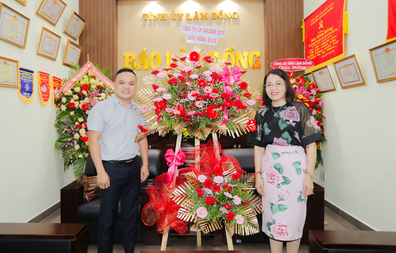 Ông Nguyễn Đình Hoài - Giám đốc Công ty CP Golden City chi nhánh Lâm Đồng thăm, chúc mừng Báo Lâm Đồng