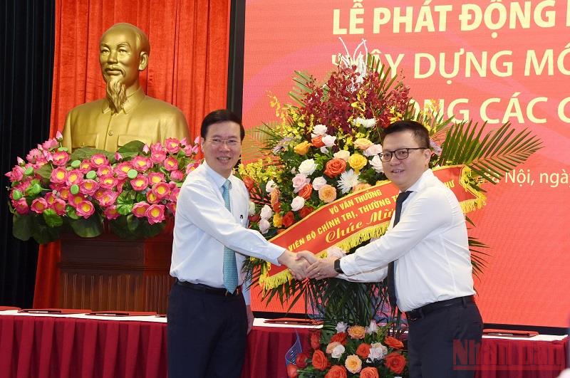 Đồng chí Võ Văn Thưởng, Ủy viên Bộ Chính trị, Thường trực Ban Bí thư tặng hoa chúc mừng những người làm báo cả nước nhân kỷ niệm 97 năm Ngày Báo chí cách mạng Việt Nam