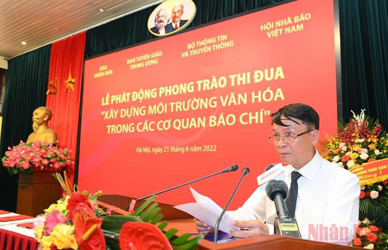 Đồng chí Nguyễn Đức Lợi, Phó Chủ tịch Thường trực Hội Nhà báo Việt Nam phát biểu tại buổi lễ
