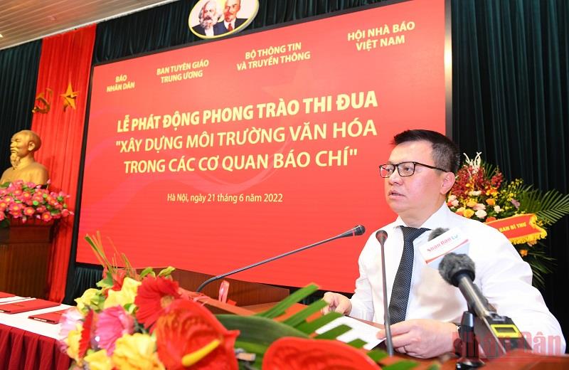 Đồng chí Lê Quốc Minh, Ủy viên Trung ương Đảng, Tổng Biên tập Báo Nhân Dân phát biểu tại buổi lễ