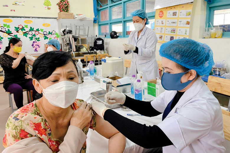 Tiêm vắc xin phòng COVID-19 tại TP Đà Lạt