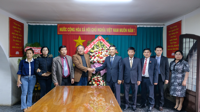 Đồng chí Đặng Trí Dũng chúc mừng tập thể lãnh đạo, hội viên Hội Văn học nghệ thuật tỉnh Lâm Đồng