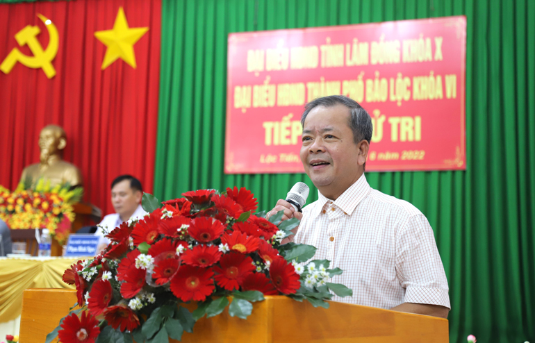 Ông Hoàng Liên - Chủ tịch Liên đoàn Lao động tỉnh Lâm Đồng tiếp thu, giải trình ý kiến của cử tri phường Lộc Tiến