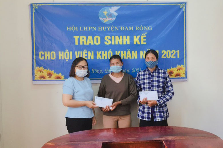 Để hỗ trợ chị em hội viên phát triển kinh tế, Hội LHPN huyện Đam Rông đã tích cực trao sinh kế cho hội viên