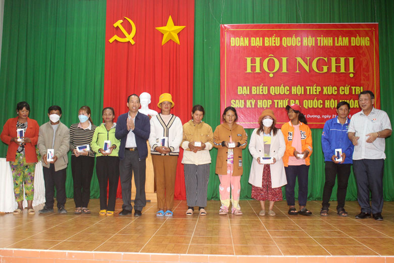 Lãnh đạo Đoàn ĐBQH và lãnh đạo huyện Lạc Dương tặng điện thoại thông minh cho học sinh và hộ nghèo tại xã Đưng K’Nớ, huyện Lạc Dương