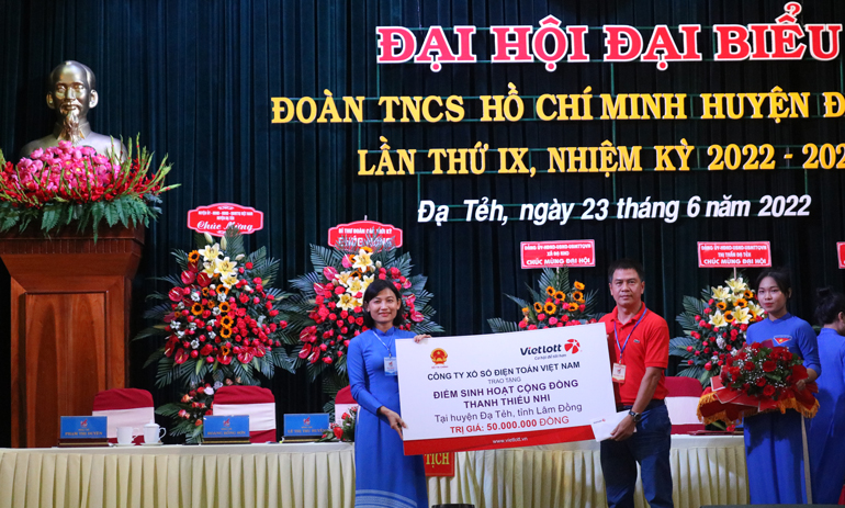 Trao giấy khen của UBND huyện Đạ Tẻh cho các tập thể và cá nhân