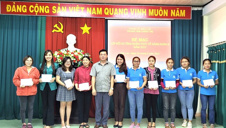 Bảo Lộc: 38 nữ quần chúng ưu tú hoàn thành lớp bồi dưỡng nhận thức về Đảng