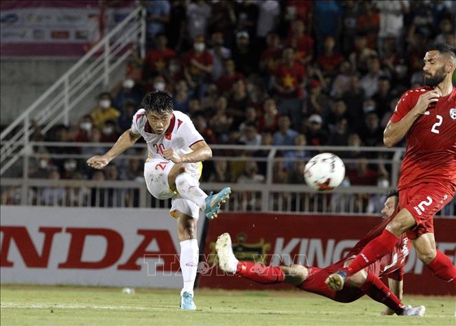 Chiến thắng 2-0 trước Afghanistan trong trận giao hữu hồi đầu tháng 6/2022 đã giúp đội tuyển Việt Nam (áo trắng) được cộng thêm 3,46 điểm