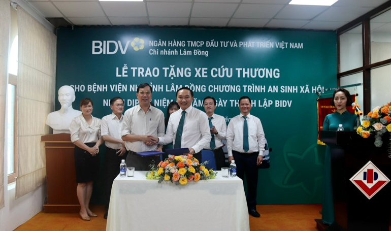 Ông Đăng Xuân Hùng (phải) thay mặt BIDV trao chứng nhận tài trợ cho Giám đốc Bệnh viện Nhi Lâm Đồng