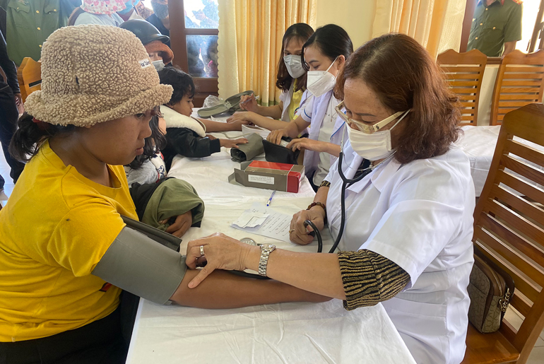 Tổ chức khám chữa bệnh miễn phí tại cộng đồng cho bà con xã Lát, huyện Lạc Dương