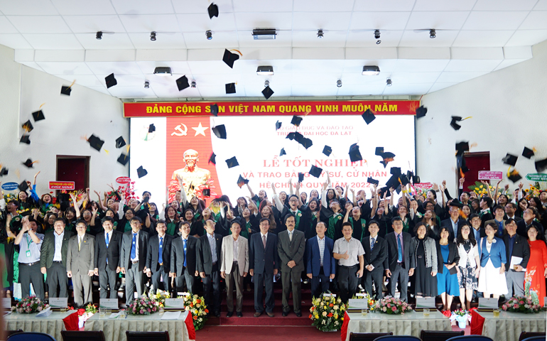 Màn tung mũ của sinh viên tốt nghiệp chia sẻ niềm vui cùng các thầy cô và đại biểu 