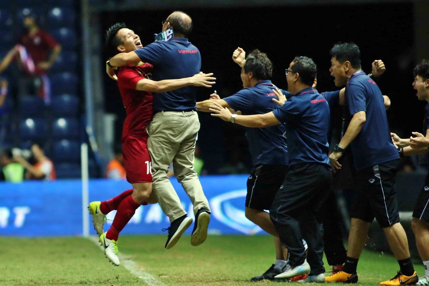 Niềm vui của đội tuyển Việt Nam khi vượt qua tuyền Thái Lan để giành quyền vào chơi chung kết King's Cup 2019