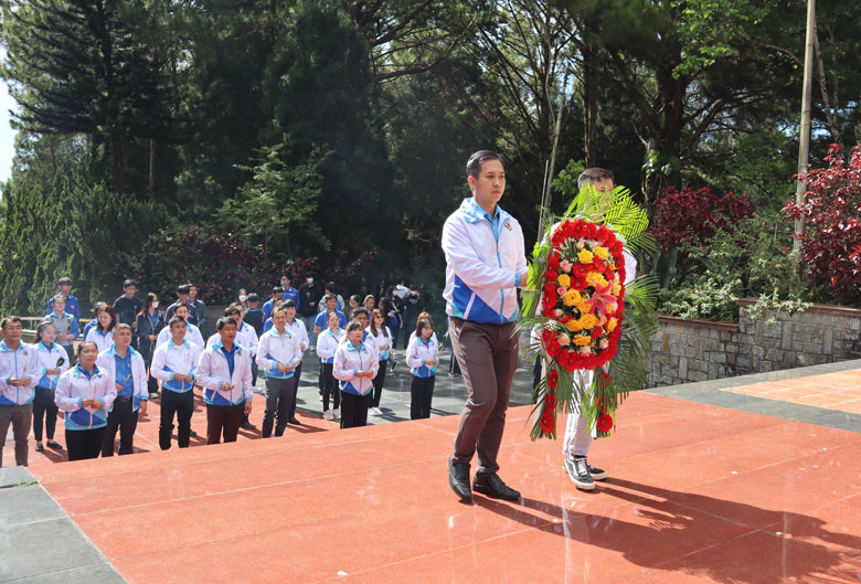 Tuổi trẻ TP Đà Lạt dâng hoa, dâng hương tưởng nhớ các anh hùng liệt sĩ