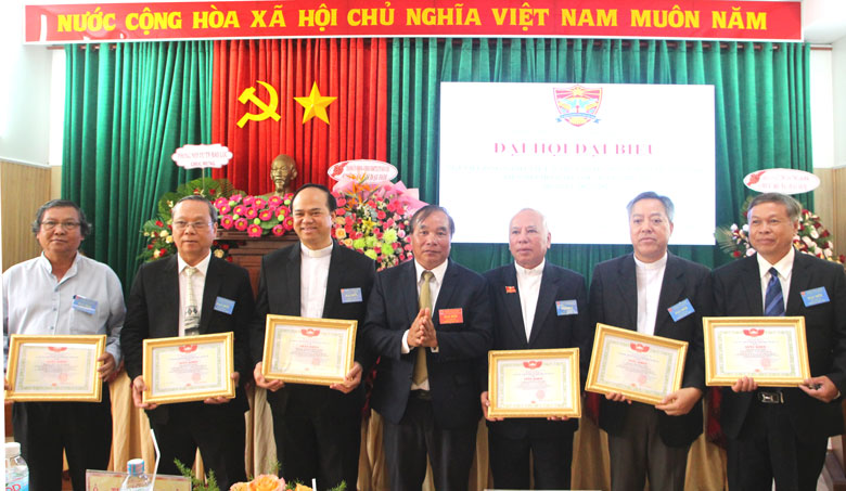 Trao giấy khen của Ủy ban MTTQ Việt Nam thành phố Bảo Lộc cho các cá nhân