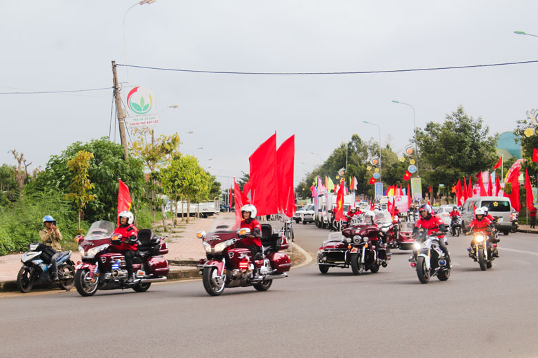 Diễu hành xe cổ động mở đầu Liên hoan Gia đình Văn hóa tiêu biểu các dân tộc tỉnh Lâm Đồng