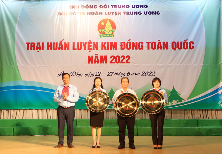 Hội đồng Đội Trung ương tặng quà lưu niệm cho Hội đồng Đội Lâm Đồng - đơn vị đăng cai Trại huấn luyện Kim Đồng toàn quốc - khu vực miền Nam năm 2022