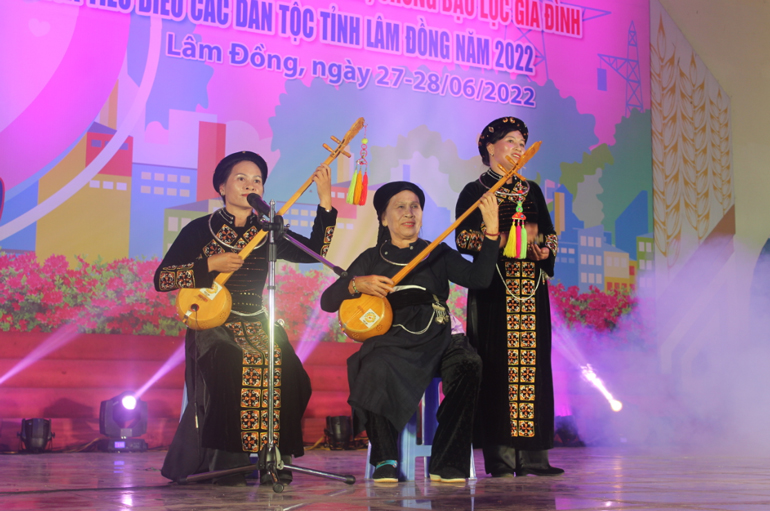 Hội thi hát dân ca và trình diễn trang phục truyền thống