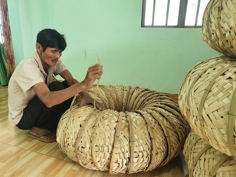 Ông Đỗ Tấn Đường theo nghề đan rổ, nia hơn 40 năm tại xã Đại Lào