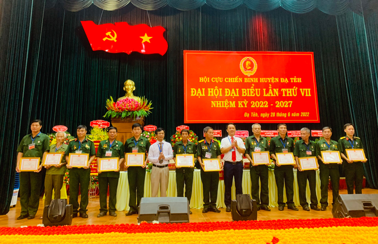 Tặng giấy khen của Chủ tịch UBND huyện Đạ Tẻh cho các cá nhân, tập thể