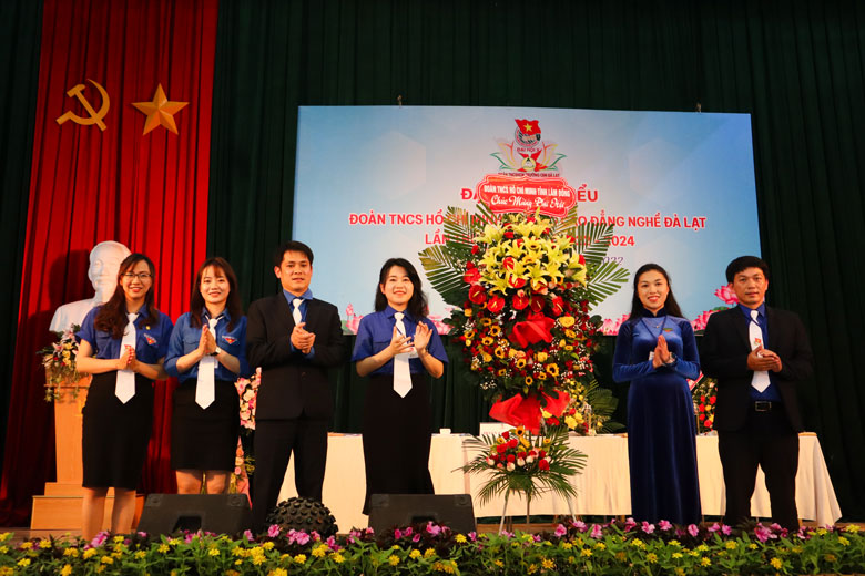 Tỉnh Đoàn Lâm Đồng tặng hoa chúc mừng Đại hội