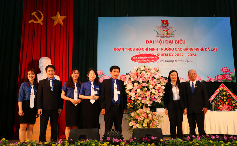 Đảng ủy, Ban Giám hiệu Trường Cao đẳng Nghề Đà Lạt tặng hoa chúc mừng Đại hội