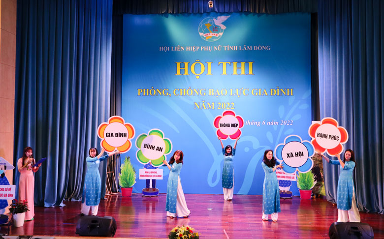 Phần thi của đội thi đến từ Hội LHPN TP Bảo Lộc giành giải đội có phần thi tự giới thiệu ấn tượng nhất