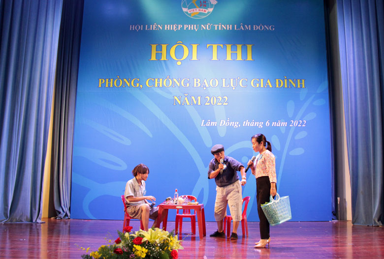 Phần thi tiểu phẩm tuyên truyền của đội thi đến từ Hội LHPN huyện Cát Tiên