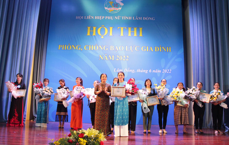 Trao giải nhất hội thi cho Hội LHPN TP Bảo Lộc