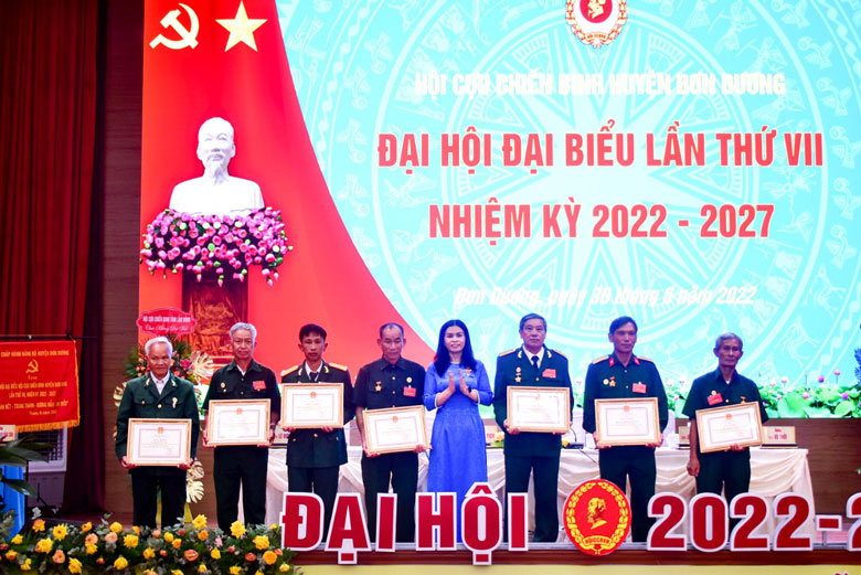 UBND huyện Đơn Dương tặng giấy khen cho các tập thể, cá nhân