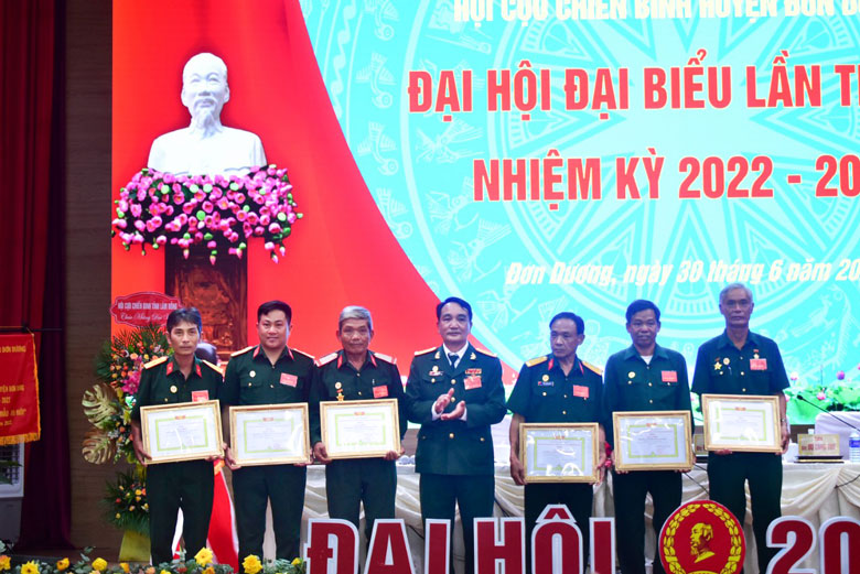 Hội Cựu chiến binh huyện tặng giấy khen cho các tập thể, cá nhân
