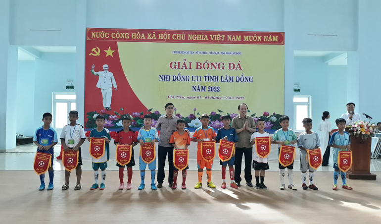 Đại diện lãnh đạo Sở Văn hóa Thể thao và Du lịch và huyện Cát Tiên tặng cờ lưu niệm cho các đội bóng tham dự