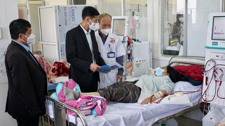 BHXH Lâm Đồng thăm tặng quà cho bệnh nhân chạy thận nhân tạo tại Bệnh viện Đa khoa Lâm Đồng