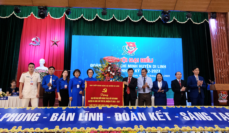 Đồng chí Đinh Văn Tuấn - Bí thư Huyện ủy Di Linh tặng bức trướng và hoa chúc mừng Đại hội