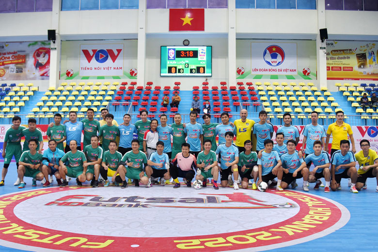 Hai đội Ban huấn luyện và đội phóng viên các cơ quan báo tại Lâm Đồng chụp ảnh lưu niệm trước trận đấu