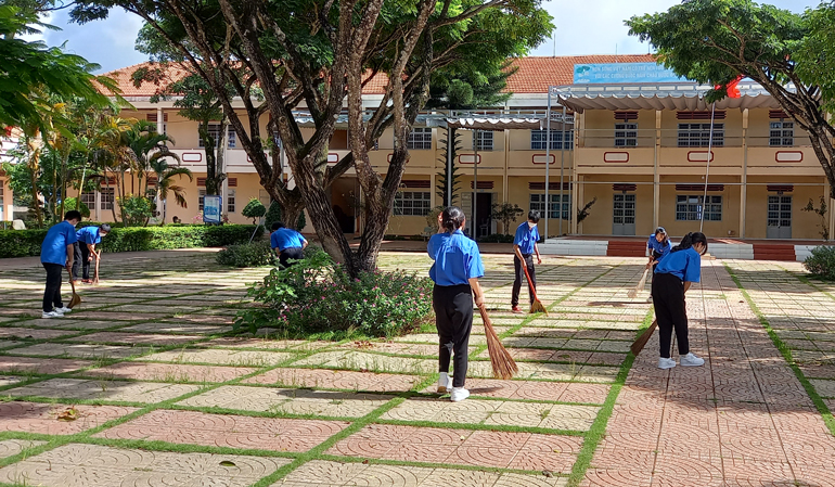 Đội hình thanh niên tình nguyện tham gia dọn dẹp vệ sinh chuẩn bị cho Kỳ thi tốt nghiệp THPT năm 2022