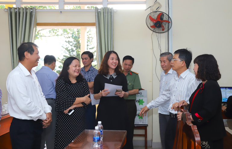 Đồng chí Đặng Trí Dũng – Phó Chủ tịch UBND tỉnh trao đổi và động viên với cán bộ làm nhiệm vụ tại Điểm thi Trường THPT Bảo Lộc
