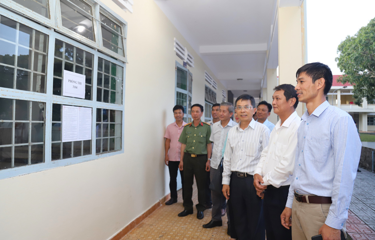 Đồng chí Đặng Trí Dũng – Phó Chủ tịch UBND tỉnh Lâm Đồng cùng Đoàn công tác kiểm tra tại Điểm thi Trường THPT Nguyễn Du (TP Bảo Lộc)