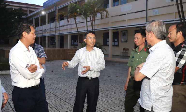 Phó Chủ tịch UBND tỉnh Lâm Đồng Đặng Trí Dũng trao đổi với cán bộ làm nhiệm vụ tại Điểm thi Trường THPT Chuyên Bảo Lộc