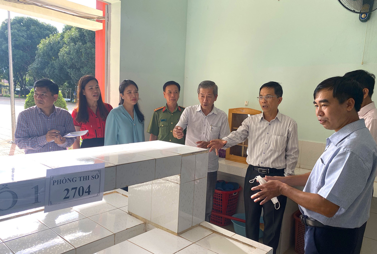 Phó Chủ tịch UBND tỉnh Lâm Đồng cùng Đoàn công tác kiểm tra tại Điểm thi Trường THPT Bảo Lâm (huyện Bảo Lâm)