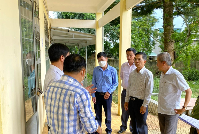 Đồng chí Đặng Trí Dũng cùng Đoàn công tác kiểm tra tại Điểm thi Trường THPT Lộc An (huyện Bảo Lâm)