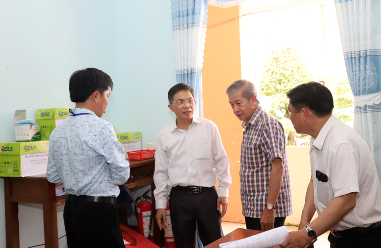Đồng chí Đặng Trí Dũng – Phó Chủ tịch UBND tỉnh Lâm Đồng kiểm tra phòng y tế tại điểm thi Trường THCS - THPT Dân tộc Nội trú liên huyện phía Nam (thị trấn Đạ Tẻh)